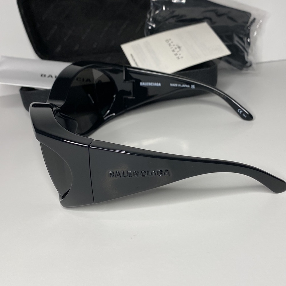 This butterfly Balenciaga sunglass BB0154s black frame with grey lenses. - Picture 11 of 14